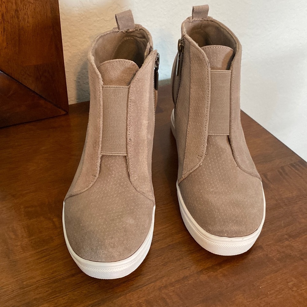 Blondo Gatsby Wedge Waterproof Sneakers Size 5.5 M